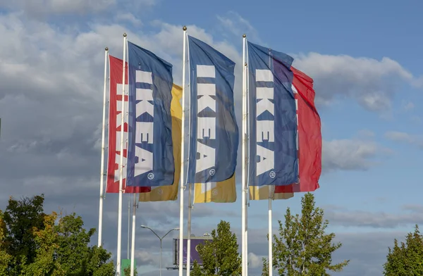 Bratislava Eslovaquia Octubre 2022 Banderas Ikea Contra Cielo Nublado Ikea — Foto de Stock