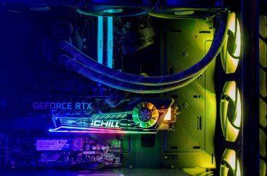 Nova Bana, Slovakya - 18 Mart 2023: NVidia GeForce RTX 3080 grafik kartı oyun kulesinin içinde. Masaüstü bilgisayarındaki GPU.