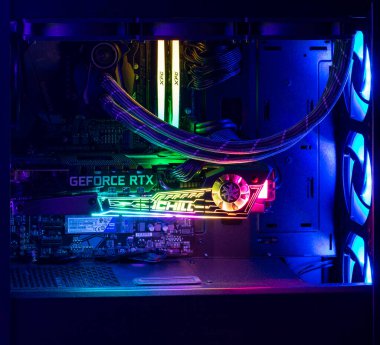 Nova Bana, Slovakya - 18 Mart 2023: NVidia GeForce RTX 3080 grafik kartı oyun kulesinin içinde. Masaüstü bilgisayarındaki GPU.