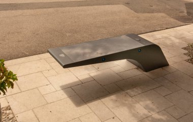 Umumi alandaki Smart Solar Bench, güneş ışığından güç alarak kullanıcılara kablosuz ve kablolu şarj sağlıyor.