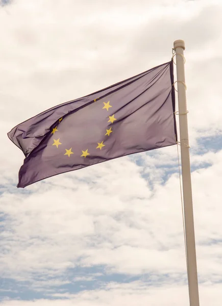 Vlajka Vlnící Větru Proti Zatažené Obloze Vlající Vlajka Evropské Unie — Stock fotografie