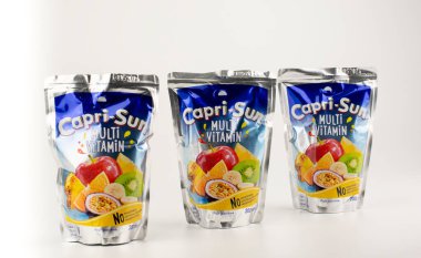 Nova Bana, Slovakya - 14 Nisan 2023: Capri-Sun suyu içeceği beyaza izole edilmiş. Capri sun multi vitamin.