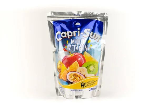 Nova Bana, Slovakya - 14 Nisan 2023: Capri-Sun suyu içeceği beyaza izole edilmiş. Capri sun multi vitamin.