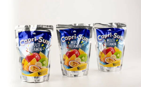 Nova Bana, Slovakya - 14 Nisan 2023: Capri-Sun suyu içeceği beyaza izole edilmiş. Capri sun multi vitamin.