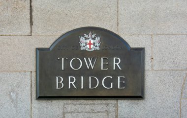 Duvarda Tower Bridge tabelası var. Kule Köprüsü 244 metre uzunluğunda bir asma köprüdür. Londra mı? İngiltere.