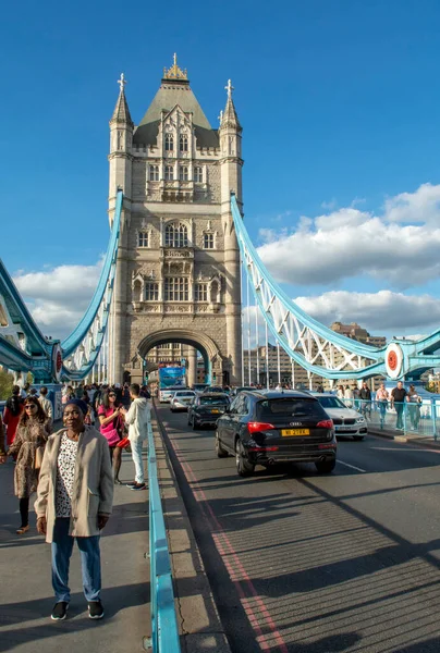 Лондон Великобритания Мая 2023 Года Люди Идут Тауэрскому Мосту Лондоне — стоковое фото