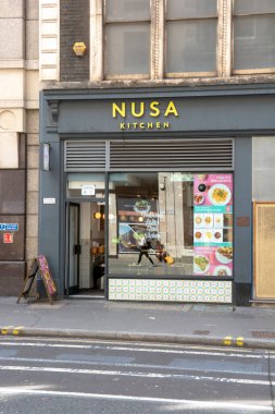 Londra, İngiltere - 10 Mayıs 2023: Nusa Mutfağı Güney Doğu Asya 'nın lezzetleriyle sağlıklı, taze ve lezzetli yemekler sunar.