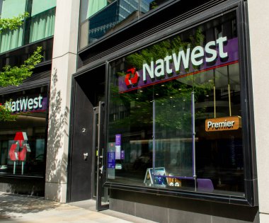 Londra, İngiltere - 10 Mayıs 2023: National Westminster Bank veya NatWest. İngiltere 'de Londra merkezli büyük bir perakende ve ticari banka.
