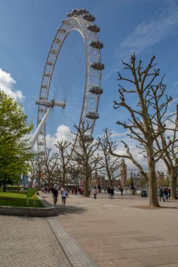 Londra, İngiltere - 9 Mayıs 2023: The London Eye veya Millennium Wheel. Londra 'daki Thames Nehri' nin güney kıyısında bir gözlem çarkı. İngiltere.