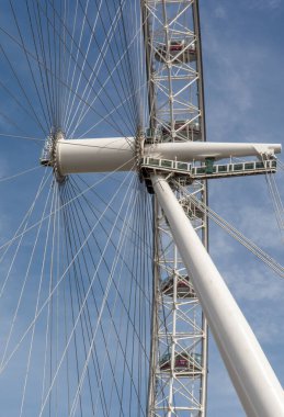 London Eye veya Millennium Wheel. Londra 'daki Thames Nehri' nin güney kıyısında bir gözlem çarkı. İngiltere.