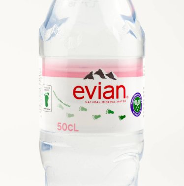 Nova Bana, Slovakya - 22 Mayıs 2023: Beyaz zemin üzerinde Evian doğal maden suyu şişesi. Fransız Alplerinde üretilmiş. 500 ml şişe..