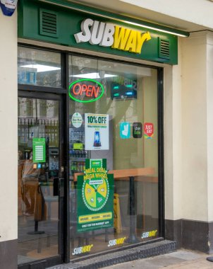 Londra, İngiltere - 8 Mayıs 2023: Londra 'daki Subway Restaurant' ın dışı. Metro fast food..