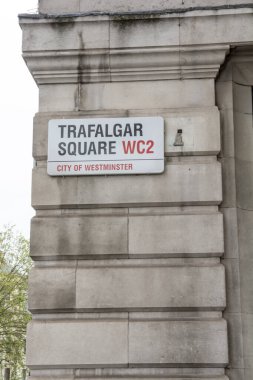 Londra şehrinin duvarında Trafalgar Meydanı sokak tabelası.