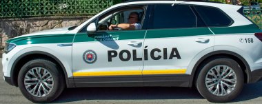 Nova Bana, Slovakya - 8 Temmuz 2023 Slovak Polis Gücü arabası. Slovakya 'da polis arabası.