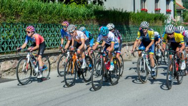 Nova Bana, Slovakya - 8 Temmuz 2023: Visegrad 4 Bisiklet Yarışı 2023. Saygıdeğer Bayanlar Yarışı Slovakya 2023. Bisiklet yarışında yarışan bisikletçi grubu.