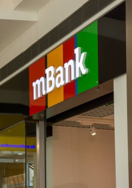 Bratislava, Slovakya - 15 Temmuz 2023: Bratislava 'daki Eurovea alışveriş merkezindeki mBank şubesi. mBank, Polonya merkezli internet bankası.