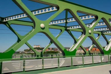 Bratislava 'daki Tuna Nehri üzerindeki Eski Köprü. Slovakya.