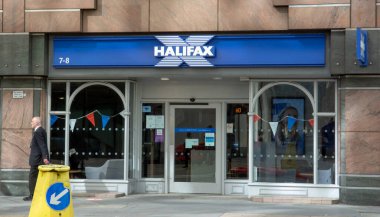 Londra, İngiltere - 7 Mayıs 2023: Halifax High Street Bank Londra şubesi. Halifax, Lloyds Bankacılık Grubu 'nun bir üyesi..
