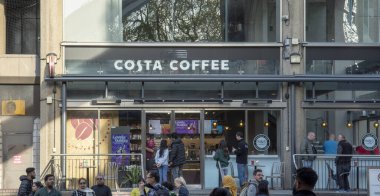 Londra, İngiltere - 7 Mayıs 2023: Londra 'da bir Costa kahve dükkanının dışı. Costa Coffee, merkezi Loudwater, İngiltere 'de bulunan bir İngiliz kafe zinciri..