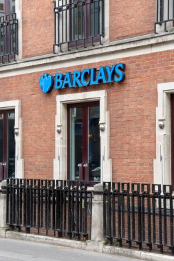 Londra, İngiltere - 8 Mayıs 2023: Londra Barclays şubesi. Barclays çok uluslu bir İngiliz bankasıdır.,