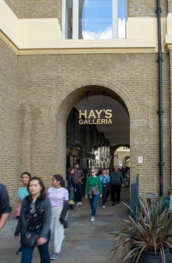 Londra, İngiltere - 7 Mayıs 2023: Hay 's Galleria' nın Londra girişi ve imzası.