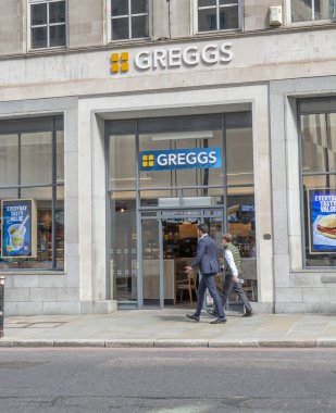 Londra, İngiltere - 10 Mayıs 2023: Greggs fırın Londra. Greggs plc bir İngiliz fırın zinciri..