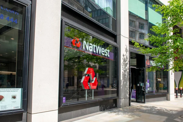 Londra, İngiltere - 10 Mayıs 2023: National Westminster Bank veya NatWest. İngiltere 'de Londra merkezli büyük bir perakende ve ticari banka.