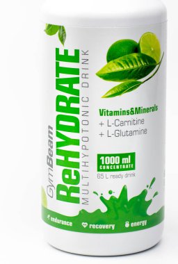 Nova Bana, Slovakya - 7 Ağustos 2023: Gymbeam RehyDRATE Multi hipotonik içeceği beyaz arka planda izole edildi.