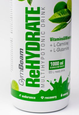 Nova Bana, Slovakya - 7 Ağustos 2023: Gymbeam RehyDRATE Multi hipotonik içeceği beyaz arka planda izole edildi.