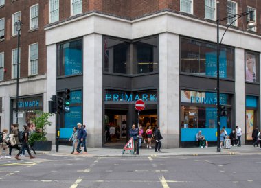 Londra, İngiltere - 9 Mayıs 2023: Londra 'daki Primark mağazasının dışı. Primark Stores Limited, İrlanda merkezli çok uluslu hızlı moda perakendecisi.