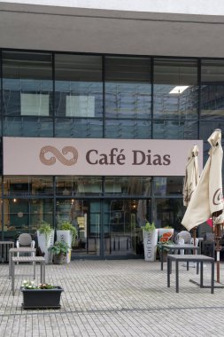 Bratislava, Slovakya - 3 Eylül 2023: Cafe dias cafe girişi, Bratislava. Cafe dias en büyük kitapçı zinciri Panta Rhei tarafından işletiliyor..