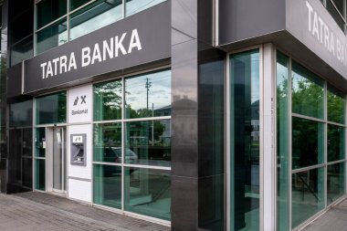 Bratislava, Slovakya - 3 Eylül 2023: Tatra Banka (Tatra Bank) Bratislava şubesi. Tatra banka Slovakya 'da bir ticari bankadır..