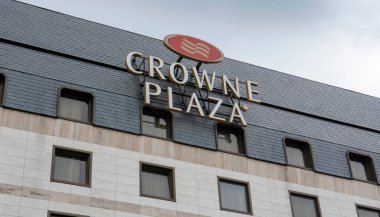 Bratislava, Slovakya - 3 Eylül 2023: Bratislava 'daki Crowne Plaza Oteli. Crowne Plaza markası Intercontinental Hotels Group 'a aittir (IHG).