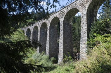 Telgart köyündeki Chmarossky Viaduct. Teknik anıt demiryolu köprüsü. Slovakya.