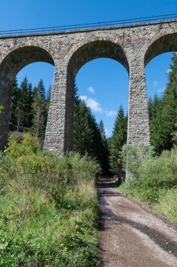 Telgart köyündeki Chmarossky Viaduct. Teknik anıt demiryolu köprüsü. Slovakya.