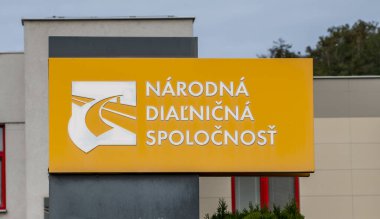 Nova Bana, Slovakya - 1 Ekim 2023: Ulusal Otoyol Şirketi tabelası. (Narodna Dialnicna Spolocnost).