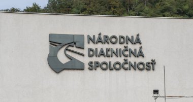 Nova Bana, Slovakya - 1 Ekim 2023: Ulusal Otoyol Şirketi tabelası. (Narodna Dialnicna Spolocnost).