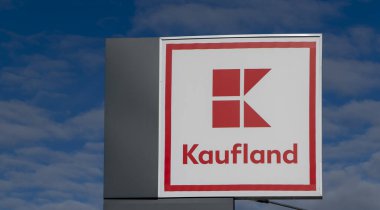 Nitra, Slovakya - 6 Ekim 2023 Kaufland süpermarketi. Kaufland, Alman hipermarket zinciri, aynı zamanda Lidl 'in de sahibi olan Schwarz Gruppe' nin bir parçası..
