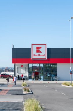 Nitra, Slovakya - 6 Ekim 2023 Kaufland süpermarketi. Kaufland, Alman hipermarket zinciri, aynı zamanda Lidl 'in de sahibi olan Schwarz Gruppe' nin bir parçası..