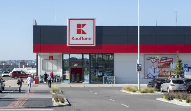 Nitra, Slovakya - 6 Ekim 2023 Kaufland süpermarketi. Kaufland, Alman hipermarket zinciri, aynı zamanda Lidl 'in de sahibi olan Schwarz Gruppe' nin bir parçası..