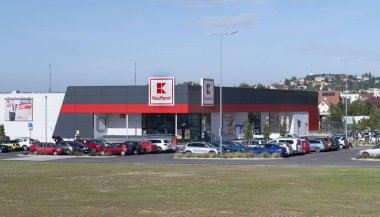 Nitra, Slovakya - 6 Ekim 2023 Kaufland süpermarketi. Kaufland, Alman hipermarket zinciri, aynı zamanda Lidl 'in de sahibi olan Schwarz Gruppe' nin bir parçası..