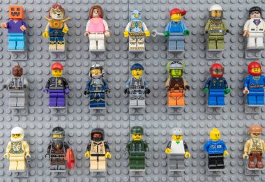 Nova Bana, Slovakya - 5 Kasım 2023, Lego mini figürleri duvarda. LEGO Lego taban levhaları üzerine küçük rakamlar.