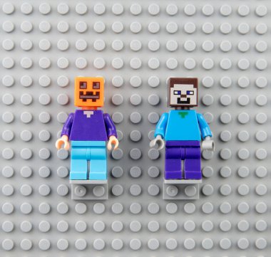 Nova Bana, Slovakya - 5 Kasım 2023, Lego mini figürleri duvarda. LEGO Lego taban levhaları üzerine küçük rakamlar.