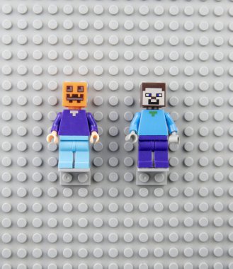 Nova Bana, Slovakya - 5 Kasım 2023 - Lego mini figürleri duvarda. LEGO Lego taban levhaları üzerine küçük rakamlar.