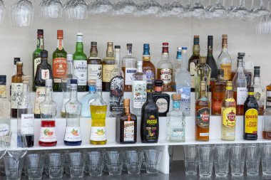 Londra, İngiltere - 10 Mayıs 2023: Bir restoran barında alkol ve alkol şişeleri. Kokteyl ve içecek yapmak için çeşitli marka ve etiketler..