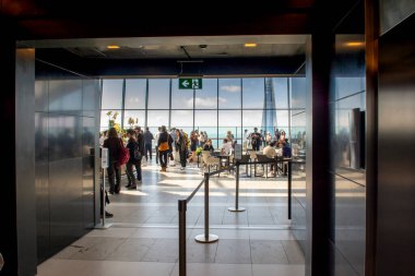 Londra, İngiltere - 10 Mayıs 2023: The Sky Garden Londra. Fenchurch Binası (The Walkie-Talkie). İngiltere.