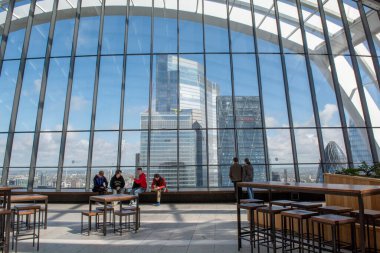 Londra, İngiltere - 10 Mayıs 2023: The Sky Garden Londra. Fenchurch Binası (The Walkie-Talkie). İngiltere.