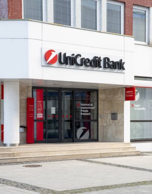 Zvolen, Slovakya - 26 Kasım 2023: Zvolen, Slovakya 'daki UniCredit Bank şubesi. UniCredit S.p.A., merkezi Milano 'da bulunan uluslararası bir bankacılık grubudur..