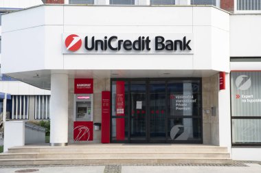 Zvolen, Slovakya - 26 Kasım 2023: Zvolen, Slovakya 'daki UniCredit Bank şubesi. UniCredit S.p.A., merkezi Milano 'da bulunan uluslararası bir bankacılık grubudur..