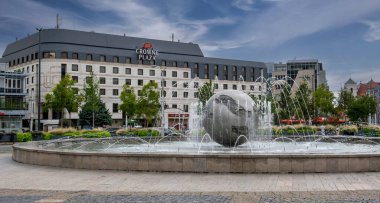 Bratislava, Slovakya - 3 Eylül 2023: Bratislava 'daki Crowne Plaza Oteli. Crowne Plaza markası Intercontinental Hotels Group 'a aittir (IHG).